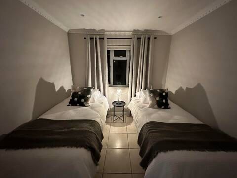 To Let 2 Bedroom Property for Rent in Heldervue Western Cape